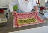 Der Lauch-Strudel wird aufgerollt