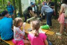 Zahlreiche Kinder und Erwachsene am Stand des AELF Krumbach-Memmingen