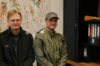 Forstanwärter Rian Kary und Jonas Hahner in ihrem Büro