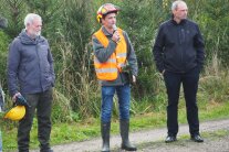 Rainer Nützel und Johannes Kutter vom AELF und Bürgermeister Thomas Leinauer im Wald 