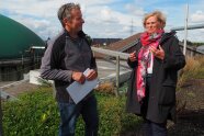 Barbara Schretter diskutiert mit Landwirt Andreas Karrer